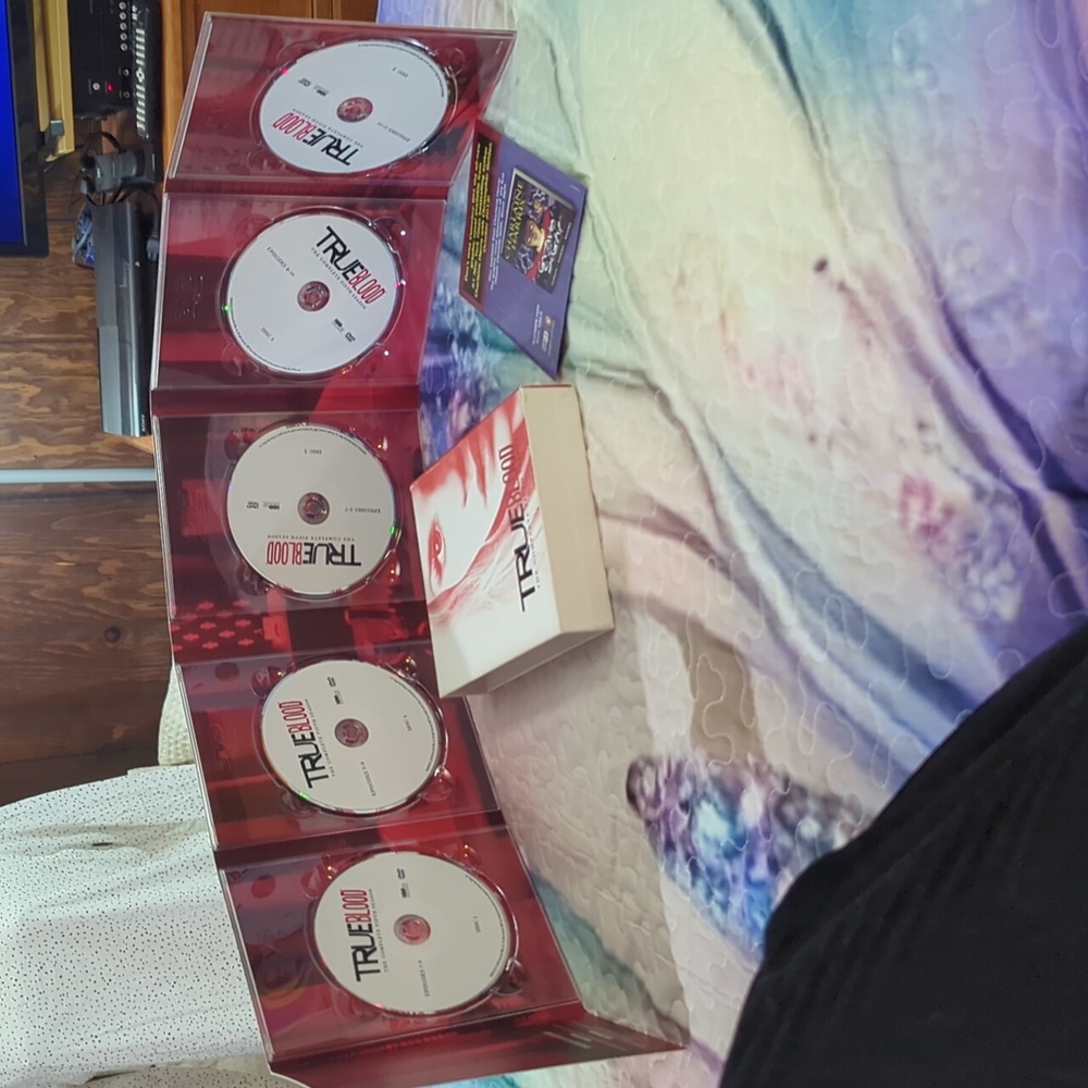 True Blood: The Complete Fifth Season – Red Cover – DVD Set - Picture 11 of 13